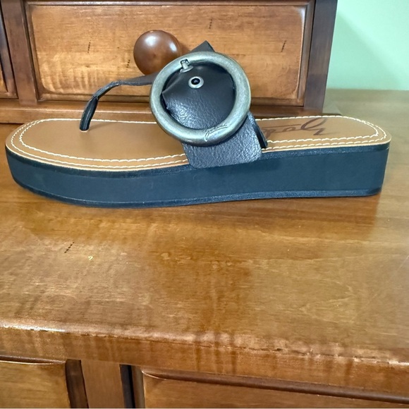 NEW Zodiac Women's Jadon T-Strap Buckled
Platform Sandals thong silver buckle - Picture 7 of 10